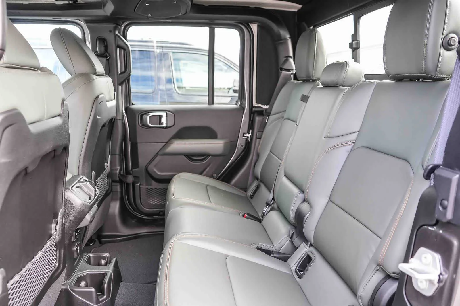 New 2026 Granite Crystal Metallic Clear-Coat Exterior Paint Jeep Mojave X image 23