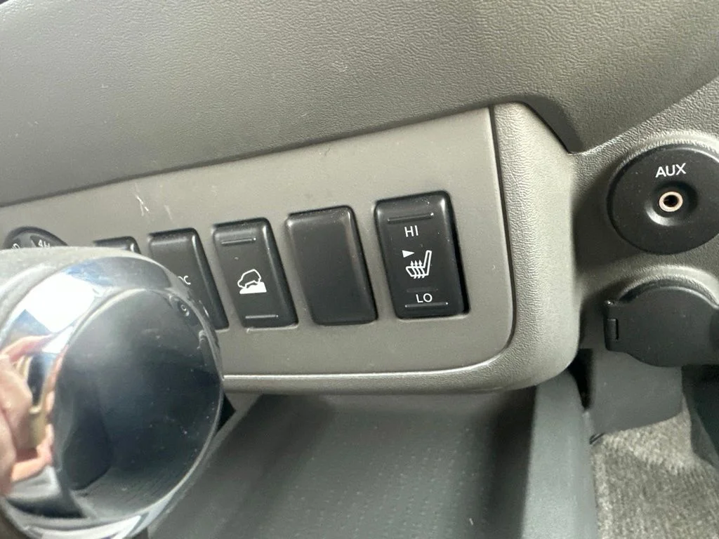 Used 2011 White Nissan SL image 22