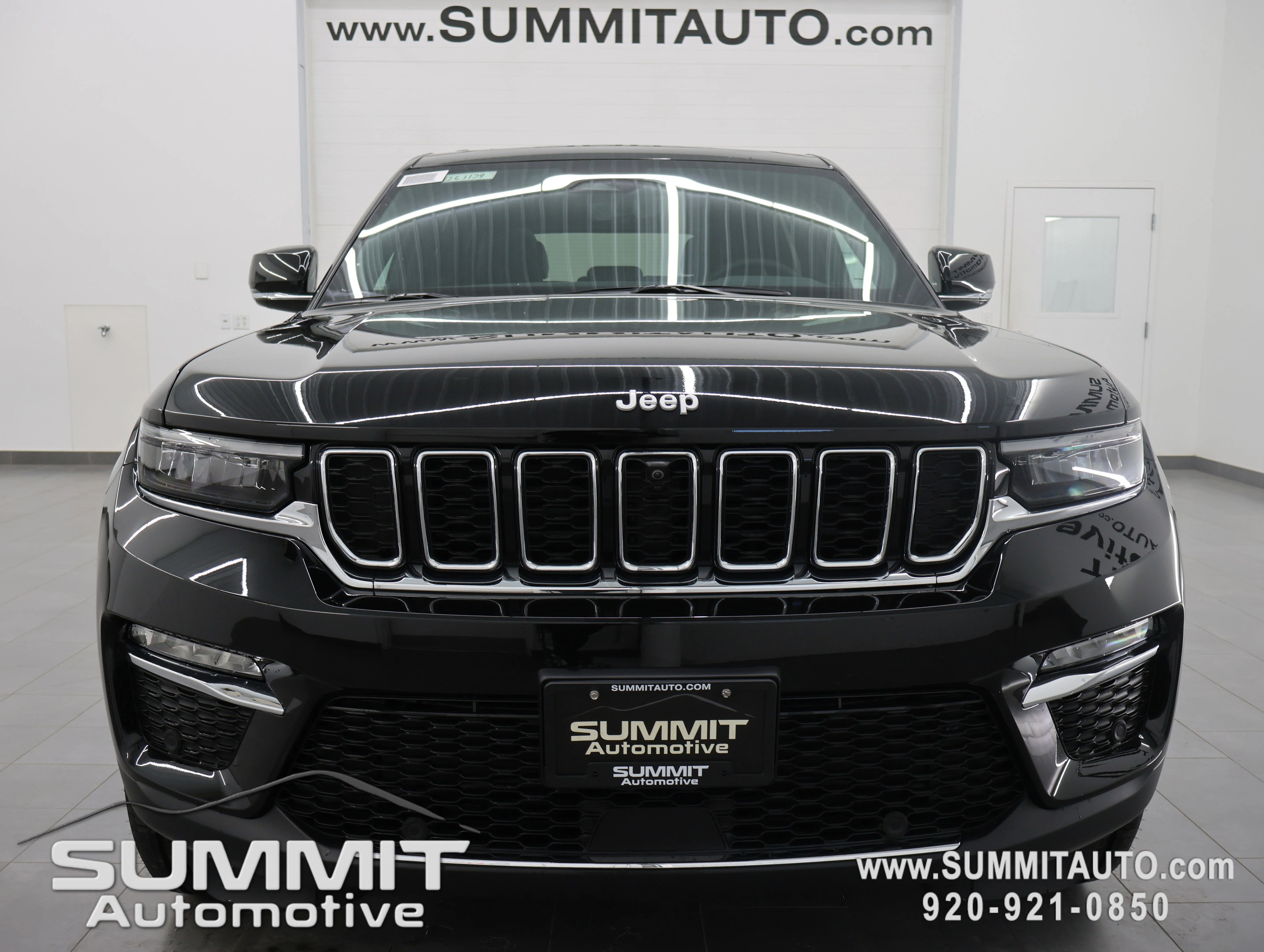New 2025 Diamond Black Crystal Pearl-Coat Exterior Paint Jeep Limited image 25