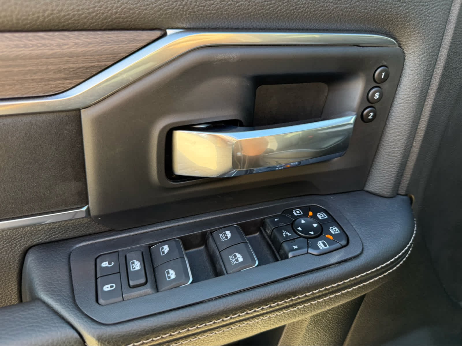 New 2027 Diamond Black Crystal Pearl-Coat Exterior Paint RAM Laramie image 19