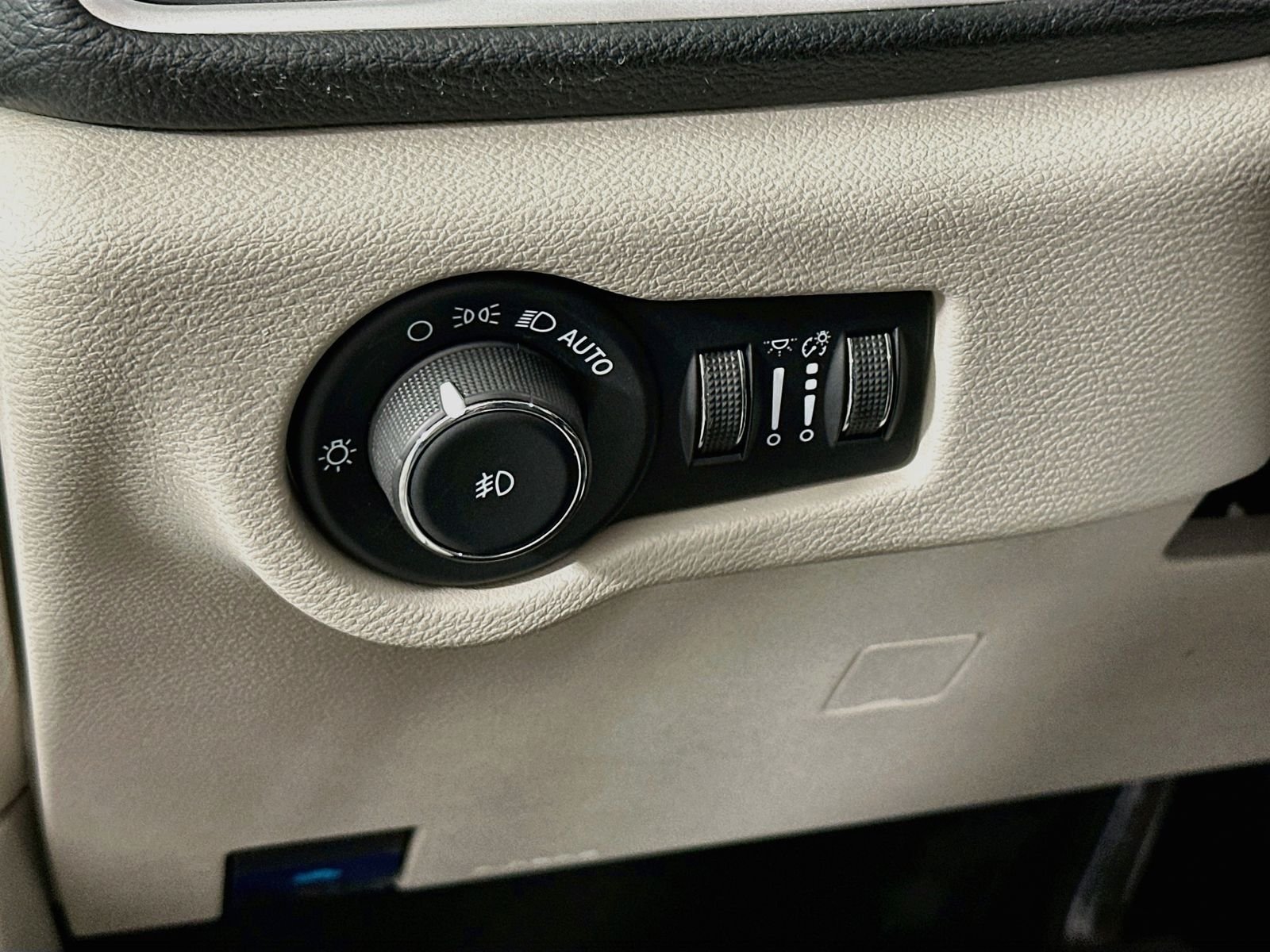 Used 2023 Silver Mist Clearcoat Chrysler Touring L image 11