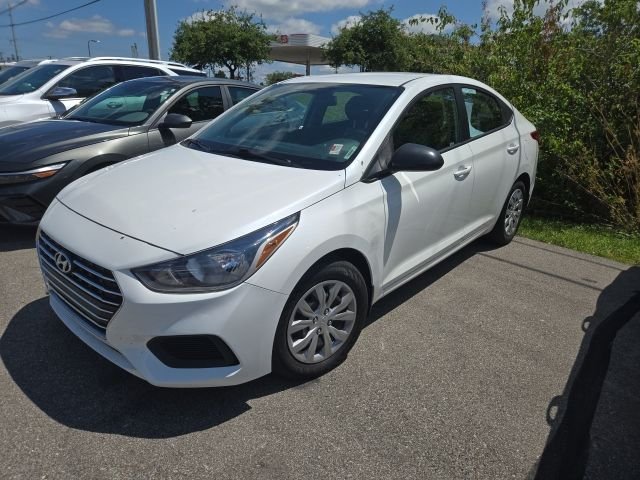 Used 2022 White Hyundai SE image 2