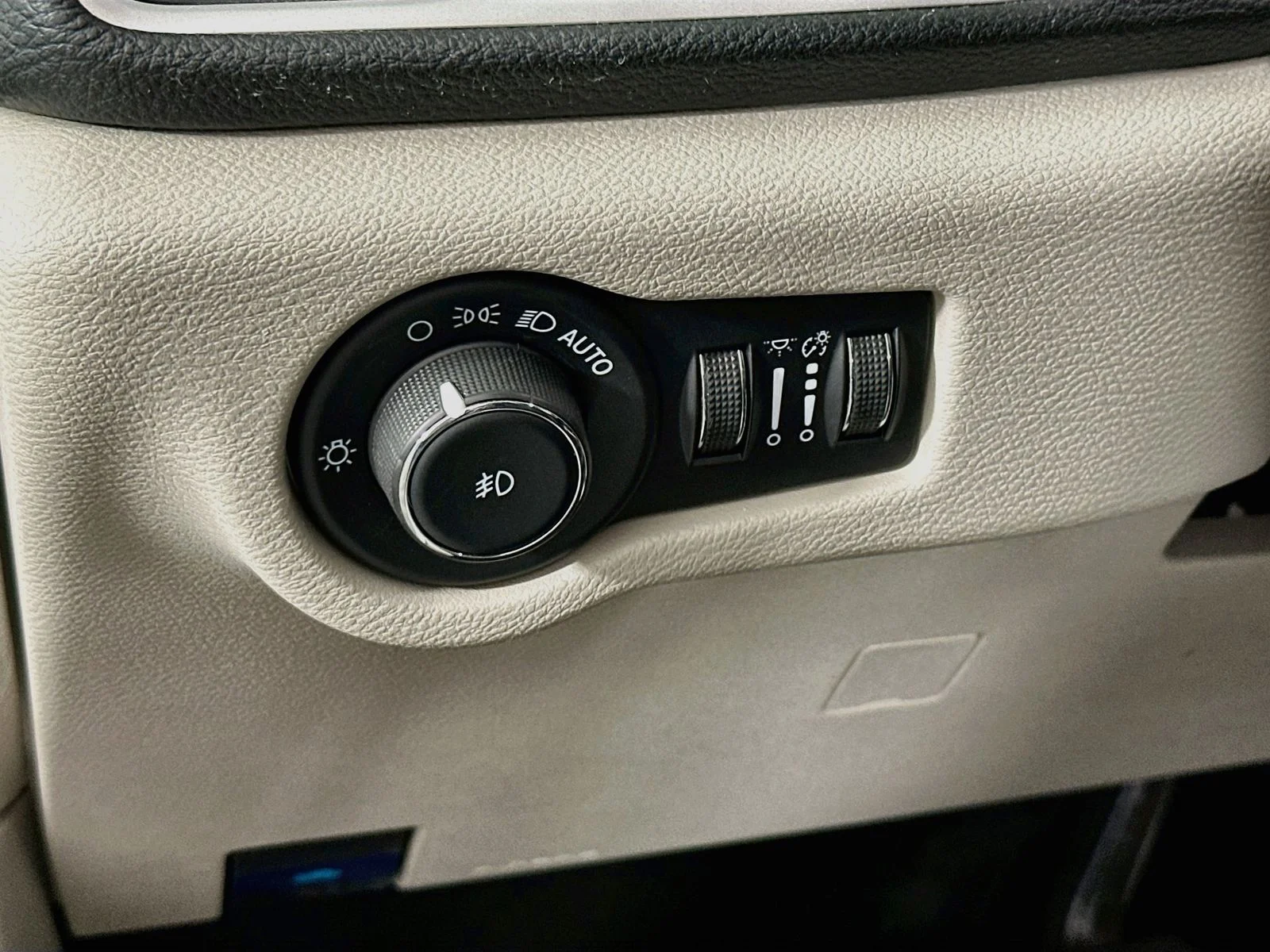 Used 2023 Silver Mist Clearcoat Chrysler Touring L image 11