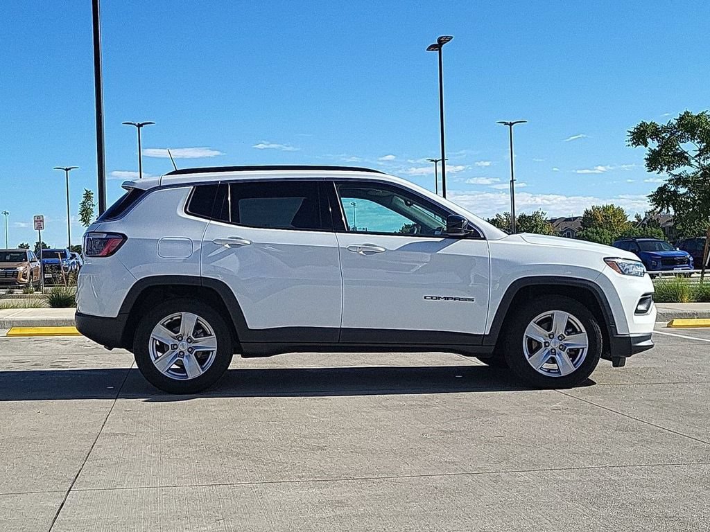 Used 2022 White Jeep Latitude FWD image 9