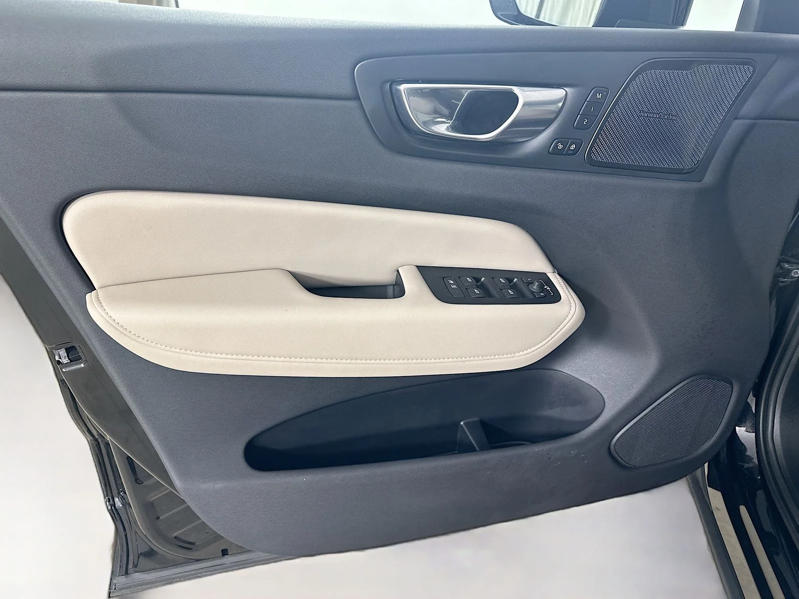 2026 Volvo XC60 Plus - Photo 16