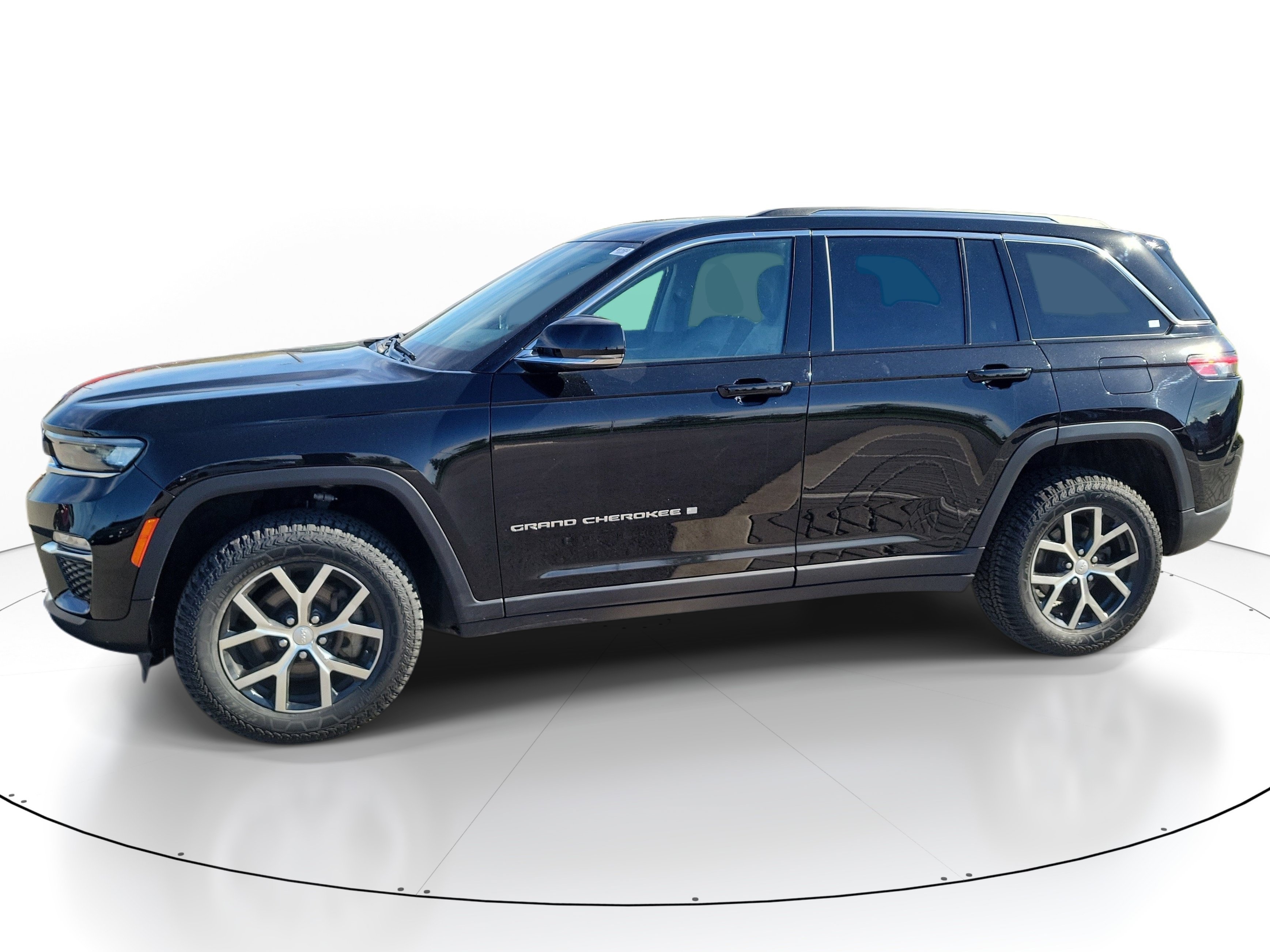 Used 2023 Diamond Black Crystal Pearlcoat Jeep Limited image 2