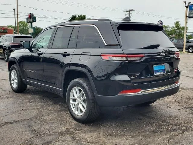 Used 2023 Diamond Black Crystal Pearlcoat Jeep Laredo X image 4