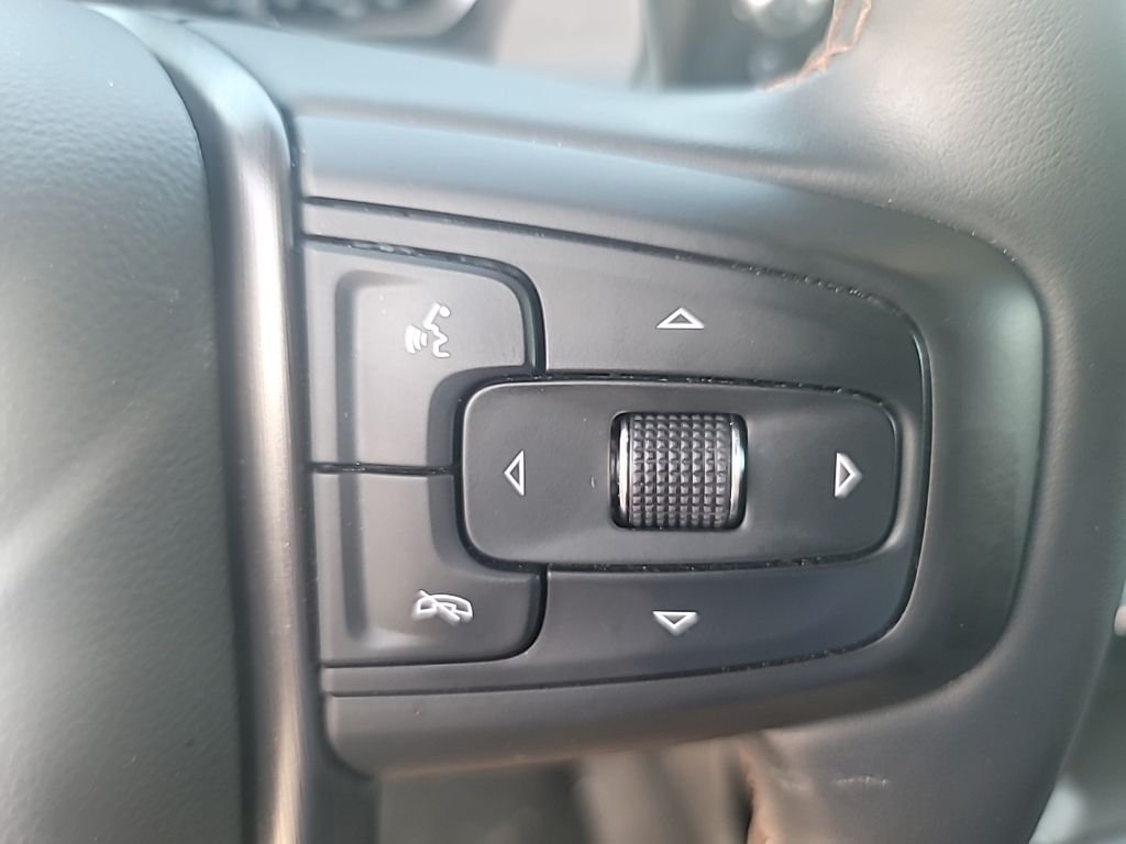 Used 2025 White GMC AT4 image 30