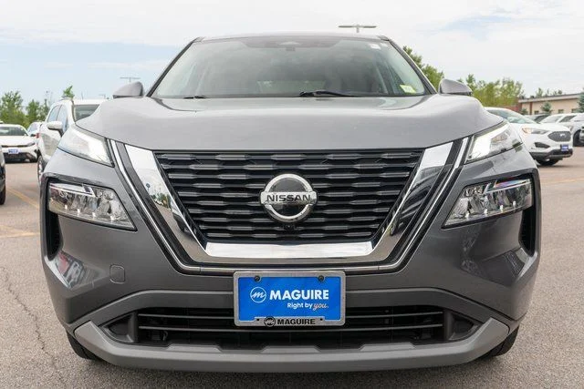 Used 2021 Gray Nissan SV image 3