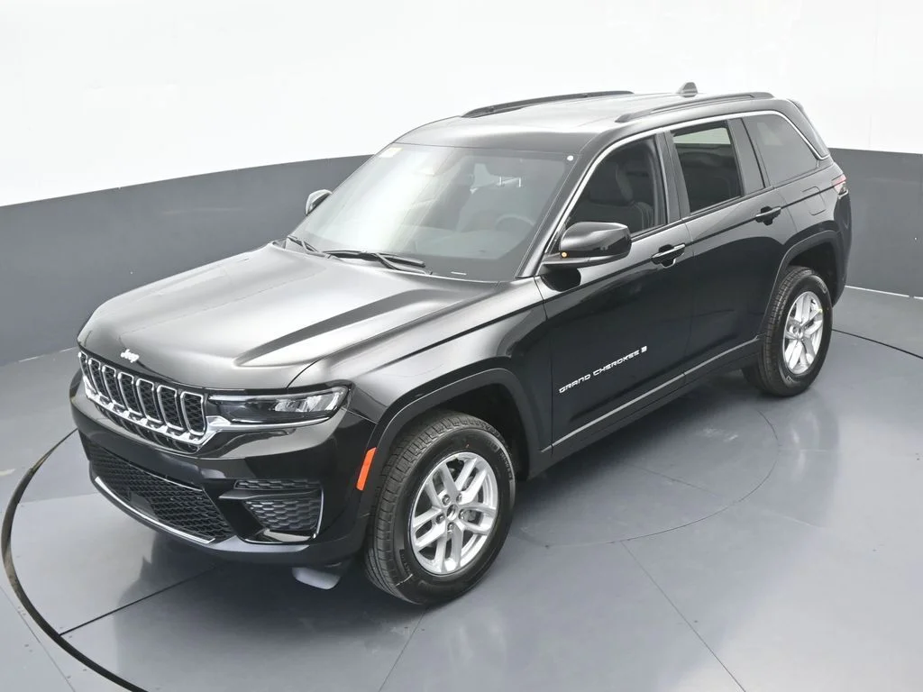 New 2026 Diamond Black Crystal Pearl-Coat Exterior Paint Jeep Laredo X image 44