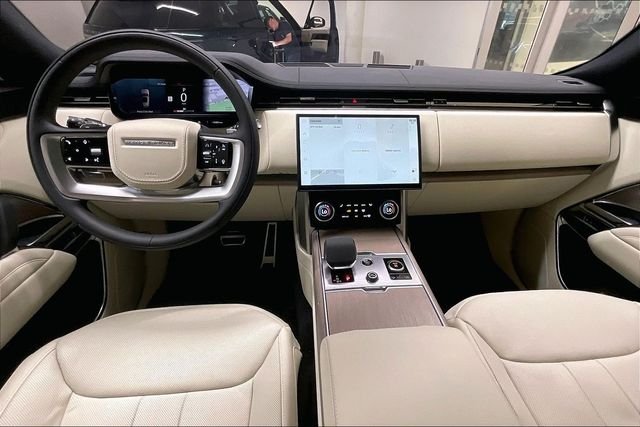 Used 2023 White Land Rover SE image 17