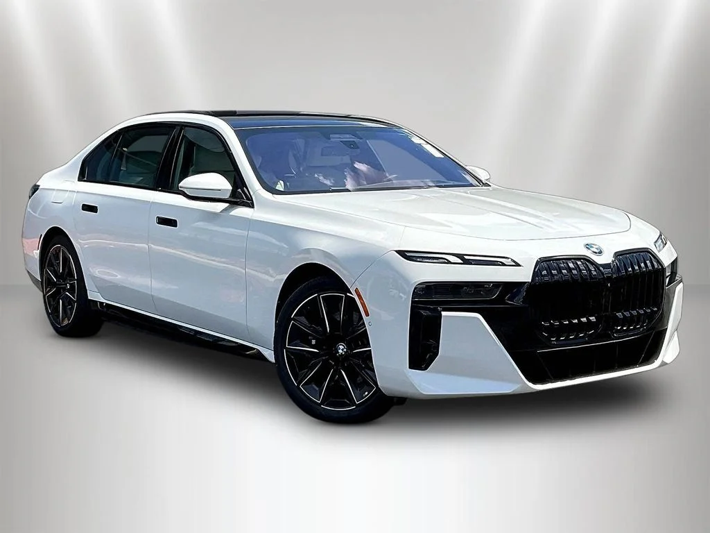 Used 2023 Alpine White BMW xDrive60 image 3