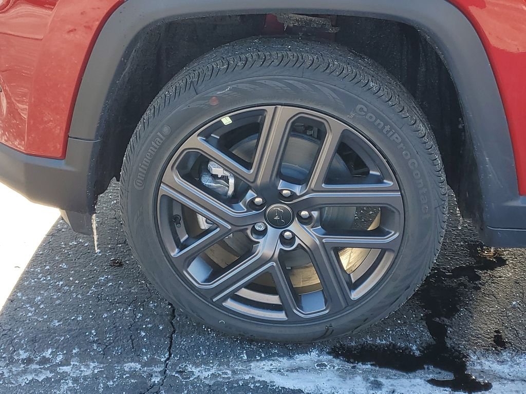 New 2026 Red Hot Pearlcoat Jeep Latitude image 6