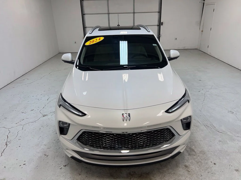Used 2024 White Frost Tricoat Buick Avenir image 7