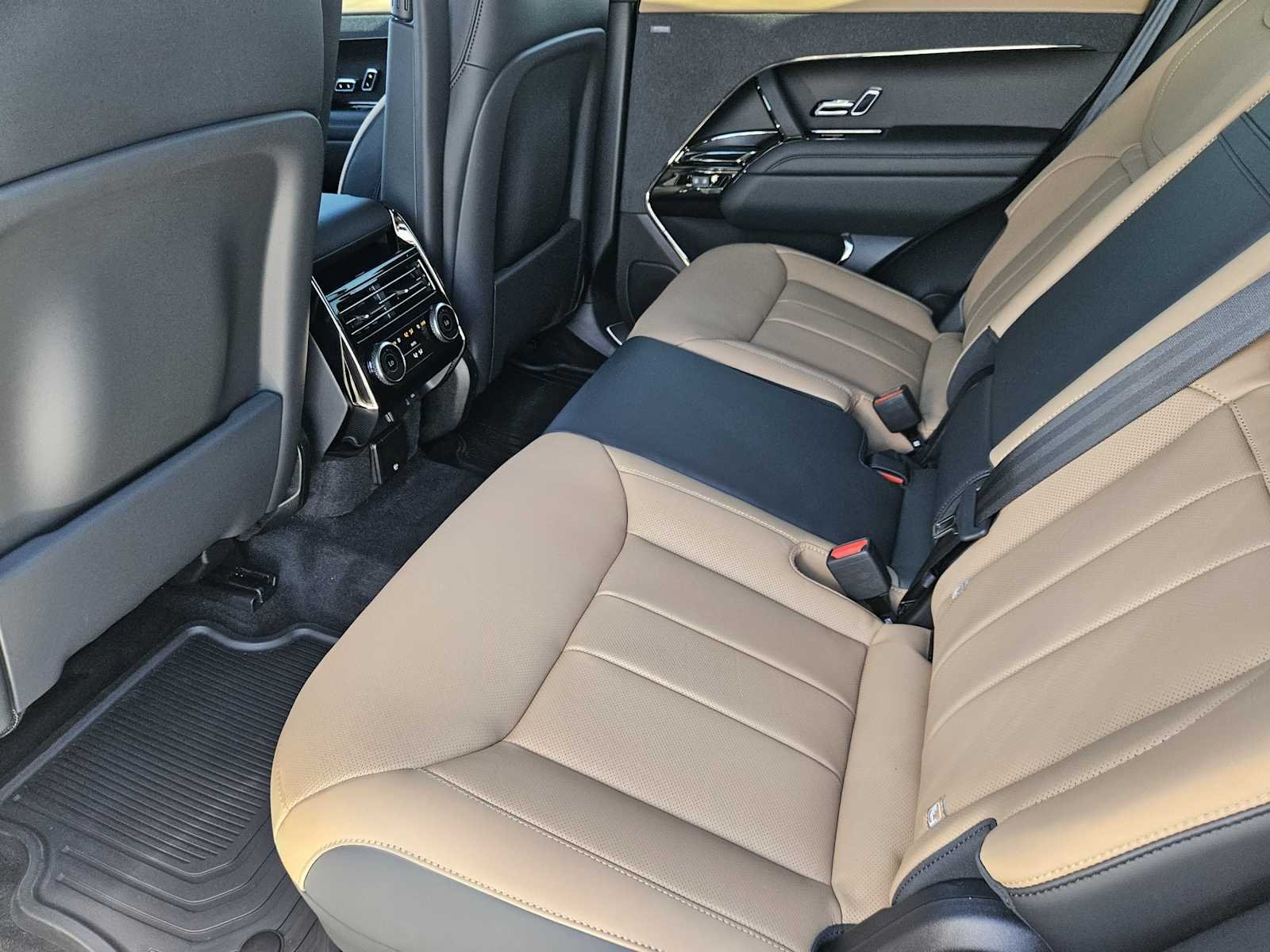 New 2027 Santorini Black LAND ROVER Dynamic SE P400 image 28