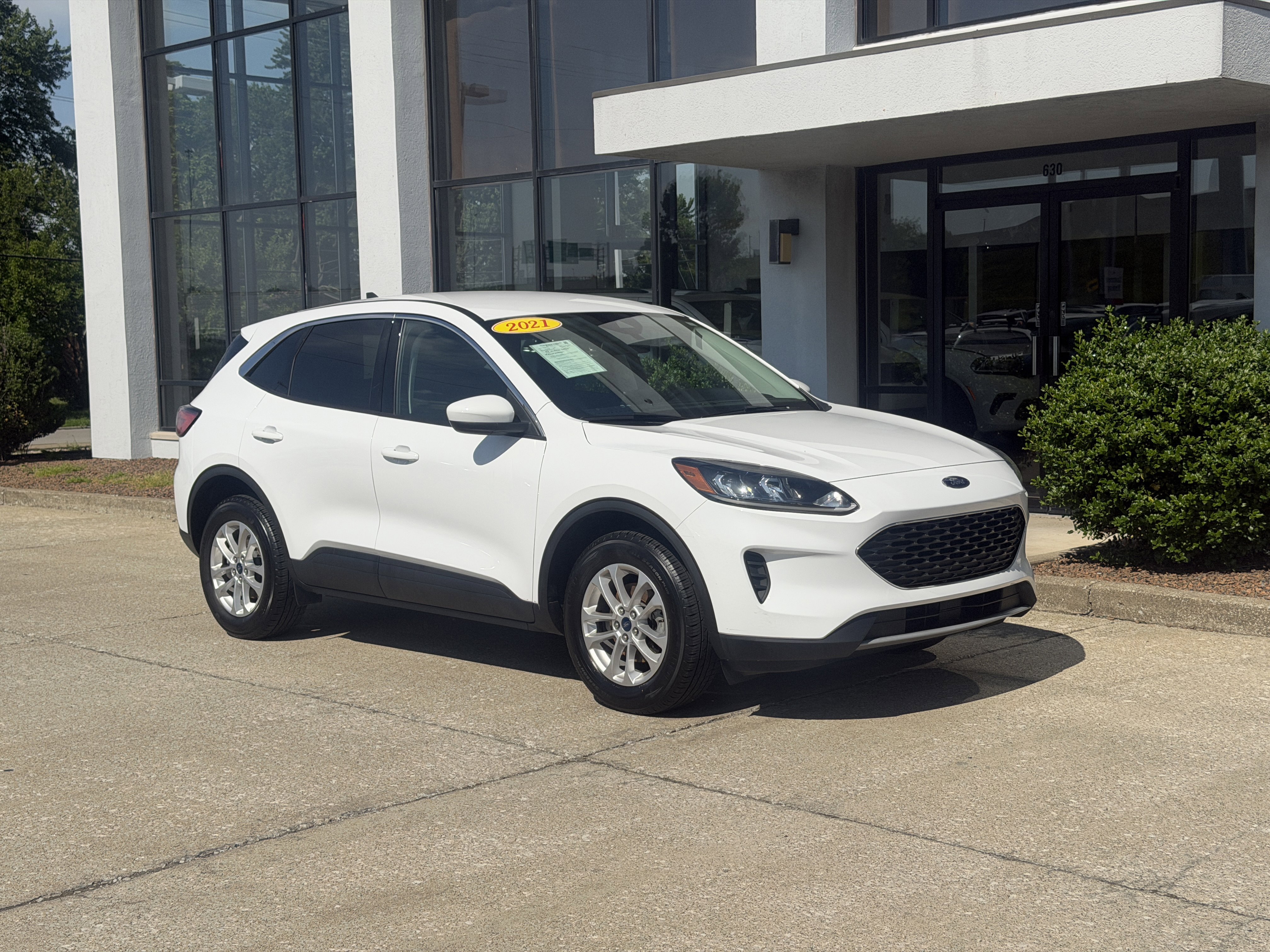 Used 2021 Oxford White Ford SE image 2