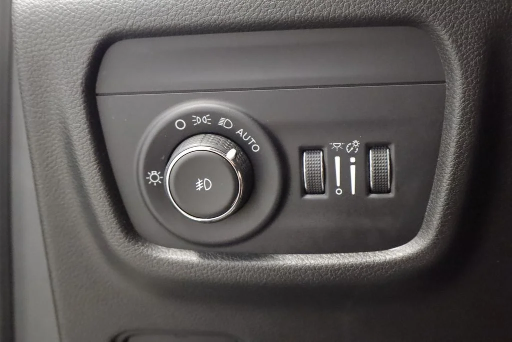 Used 2022 Silver Jeep Limited image 21