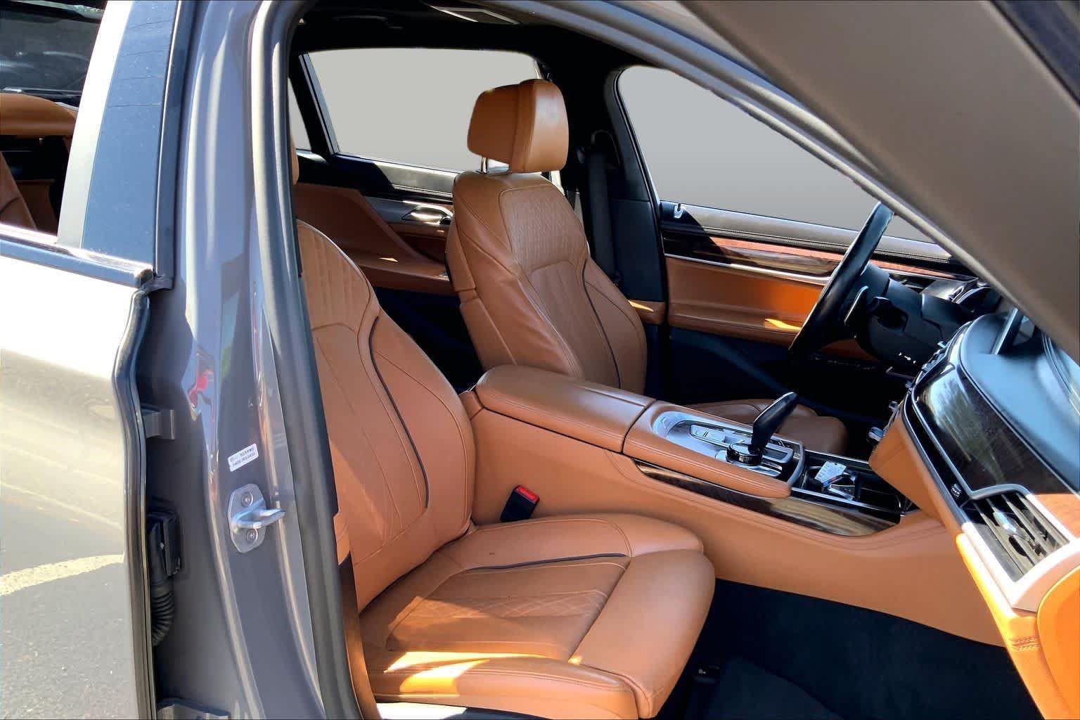 Used 2020 Bemina Grey Amber Effect BMW 750i xDrive image 8