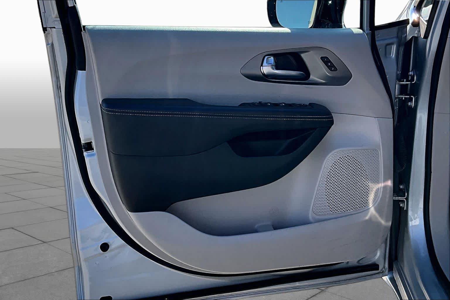 Used 2024 Silver Mist Clearcoat Chrysler Touring L image 20