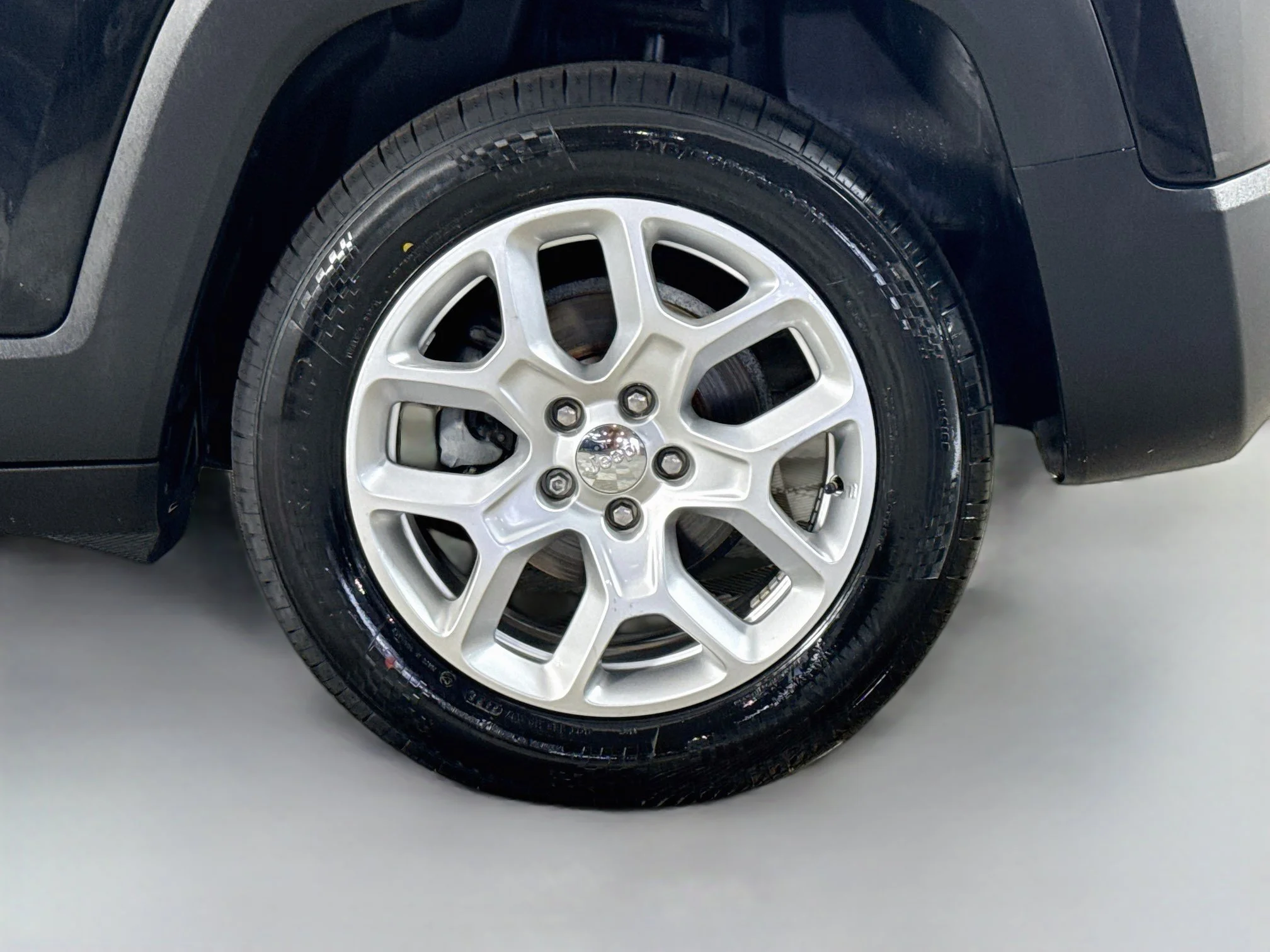 Used 2018 Black Jeep Latitude image 33