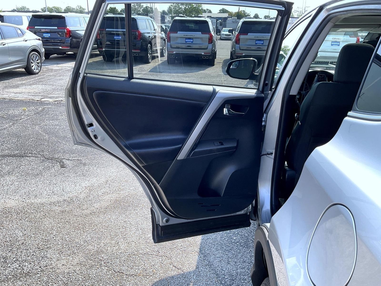 Used 2018 Silver Toyota XLE image 20