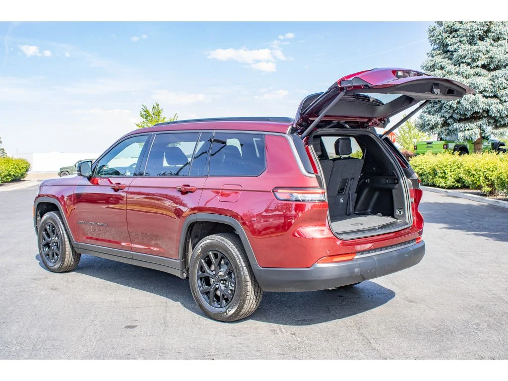 New 2026 Velvet Red Pearlcoat Jeep Laredo Altitude image 9