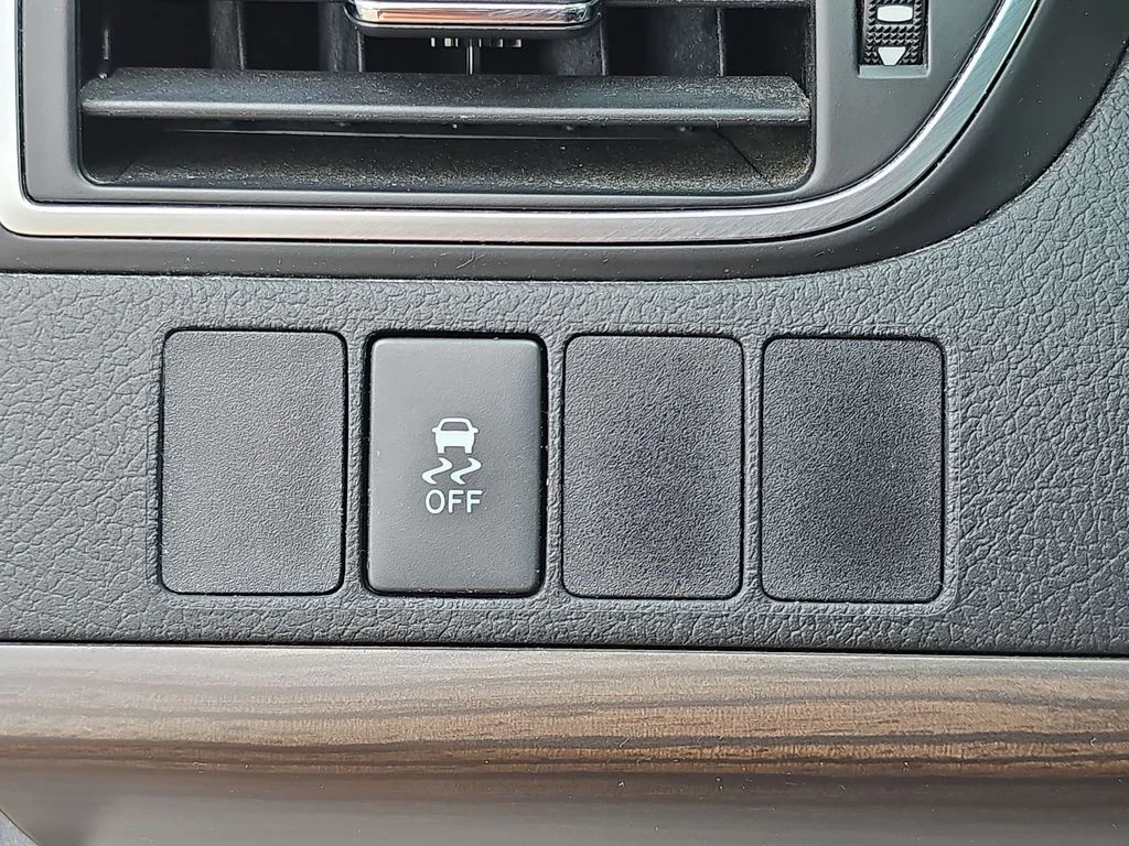 Used 2015 Gray Toyota LE image 21