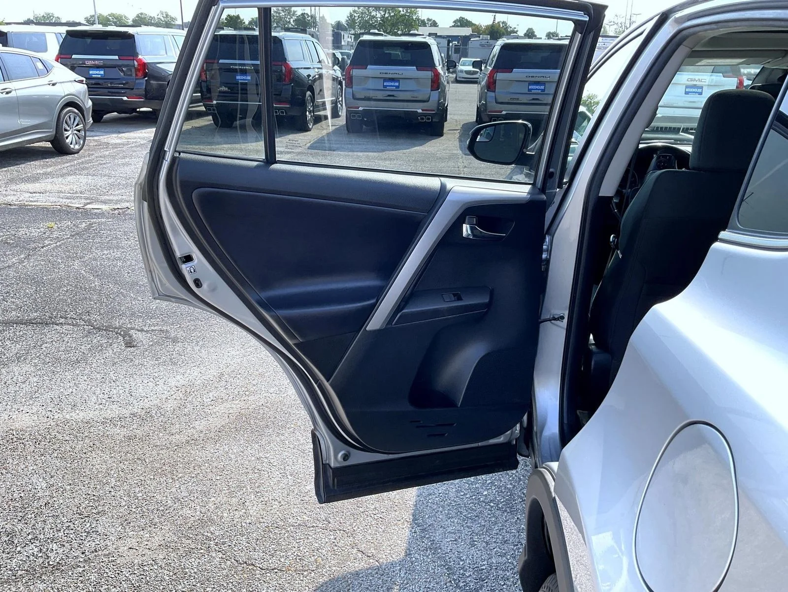 Used 2018 Silver Toyota XLE image 20