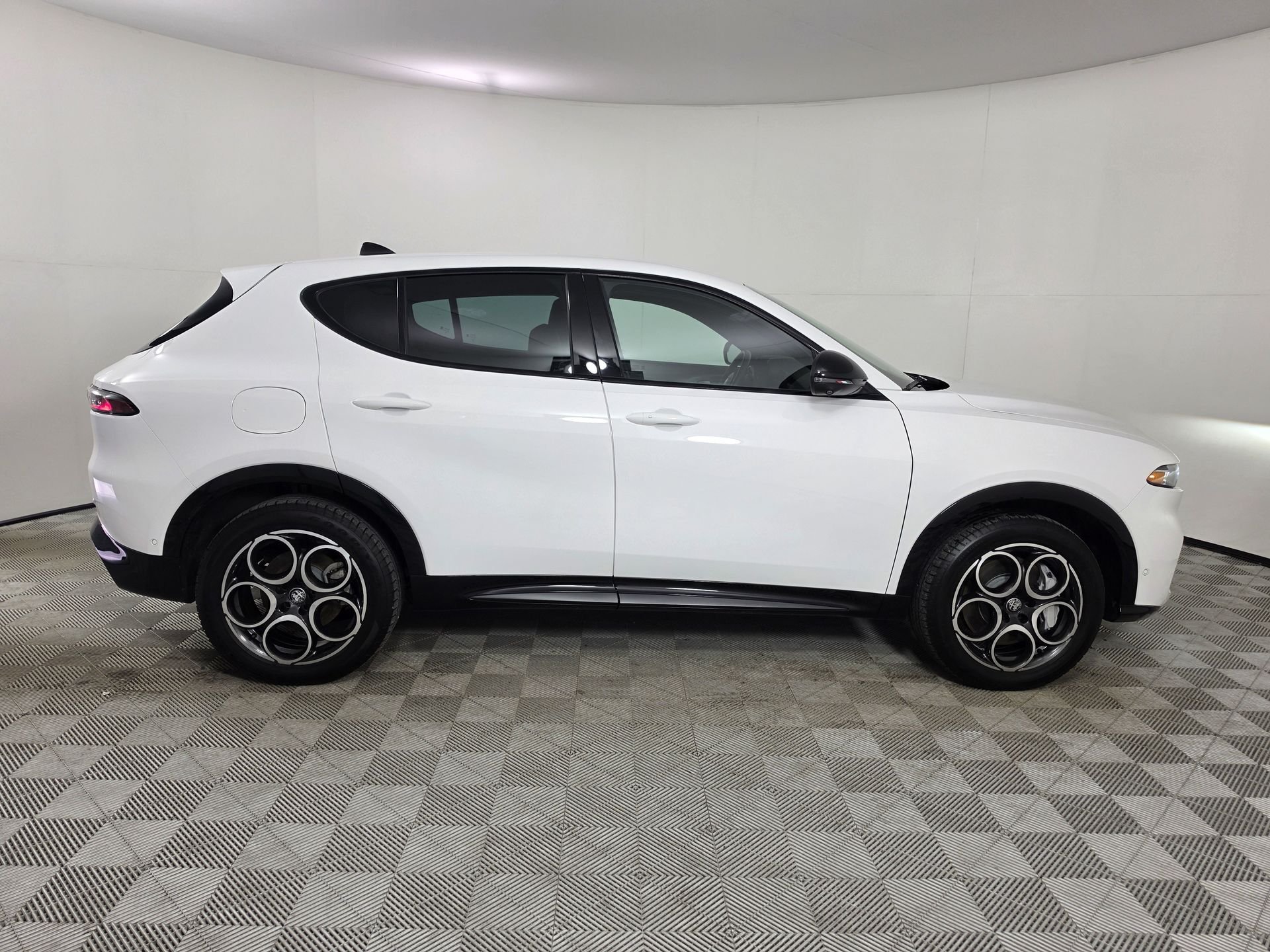 Used 2025 White Alfa Romeo Base image 8