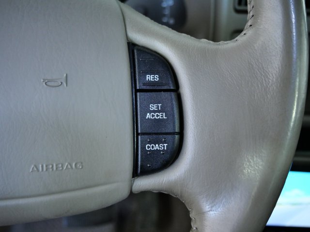 Used 2000 Green Ford Limited image 24