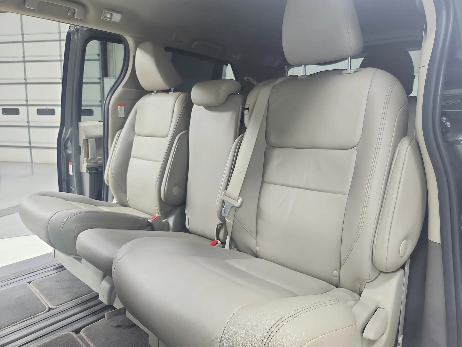 Used 2020 Green Toyota XLE Premium image 37