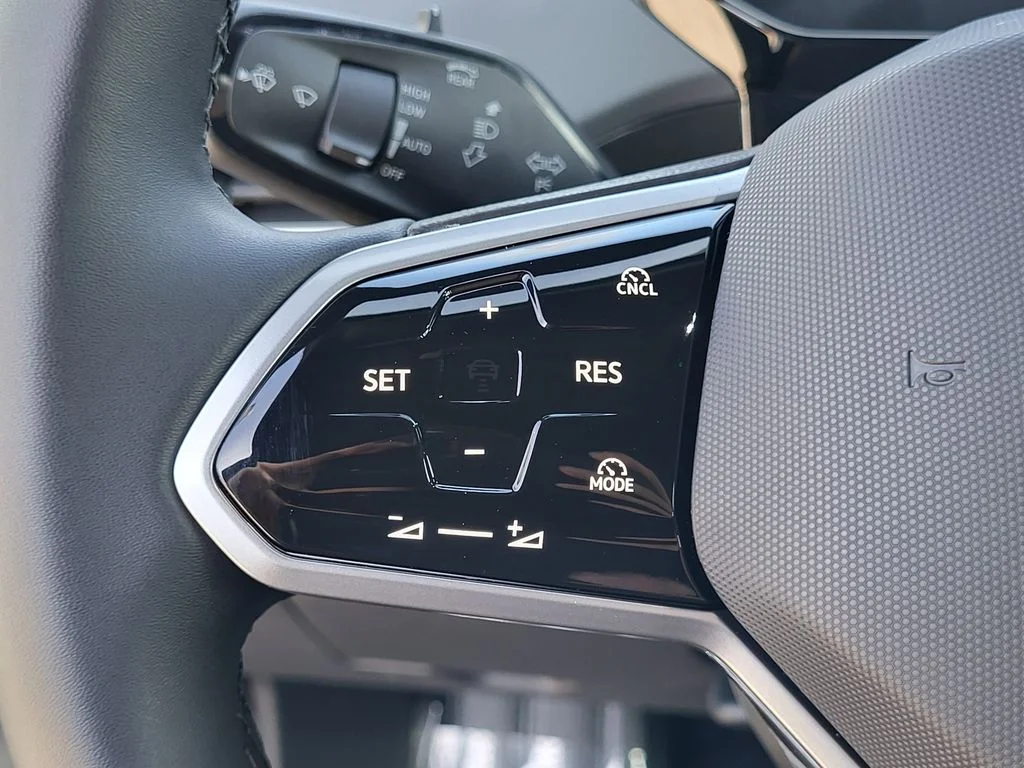 New 2025 Opal White Pearl Volkswagen Pro image 10