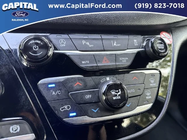 Used 2025 White Chrysler Select image 28