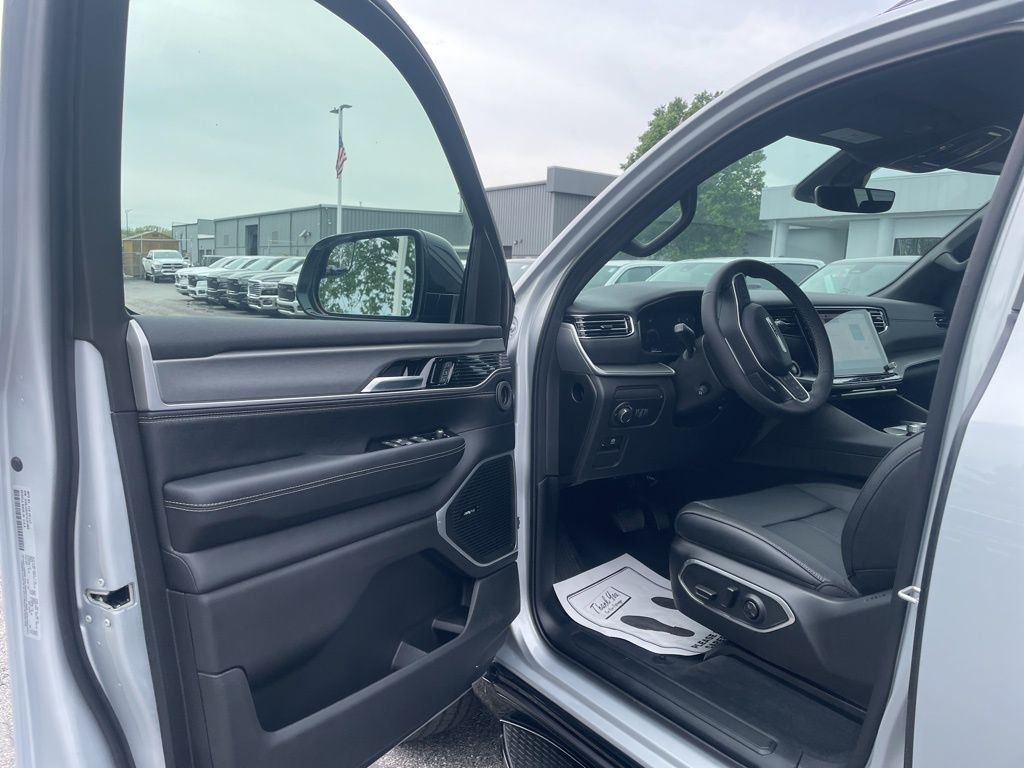 New 2026 Silver-Zynith Exterior Paint Jeep  image 17