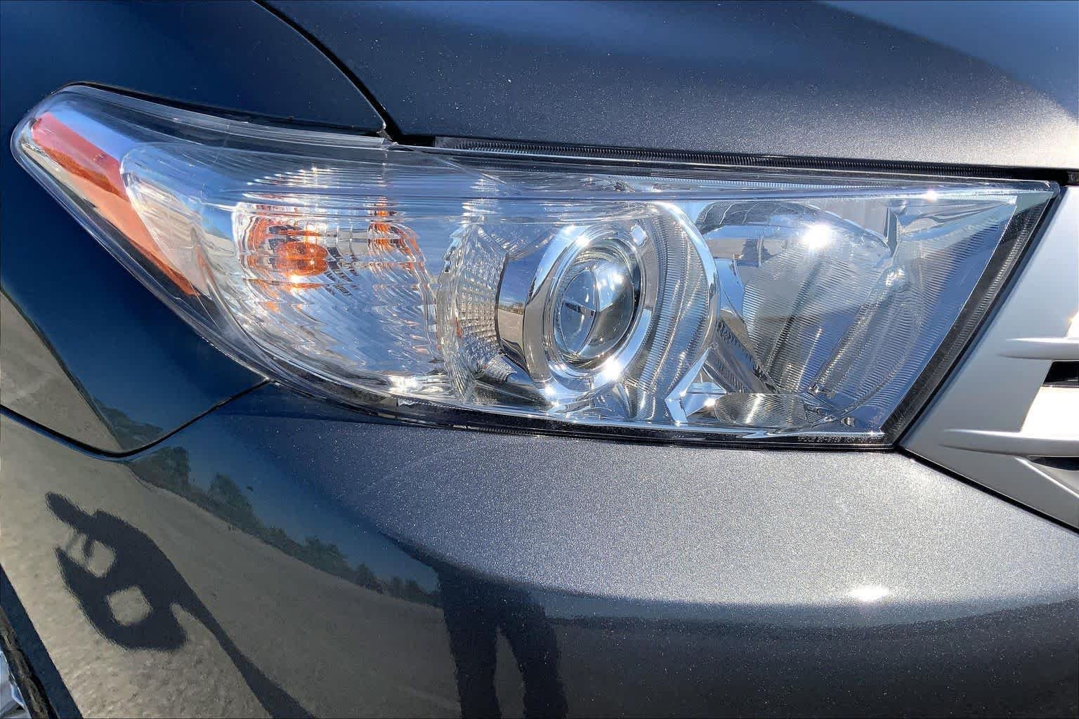 Used 2013 Magnetic Gray Metallic Toyota SE image 27