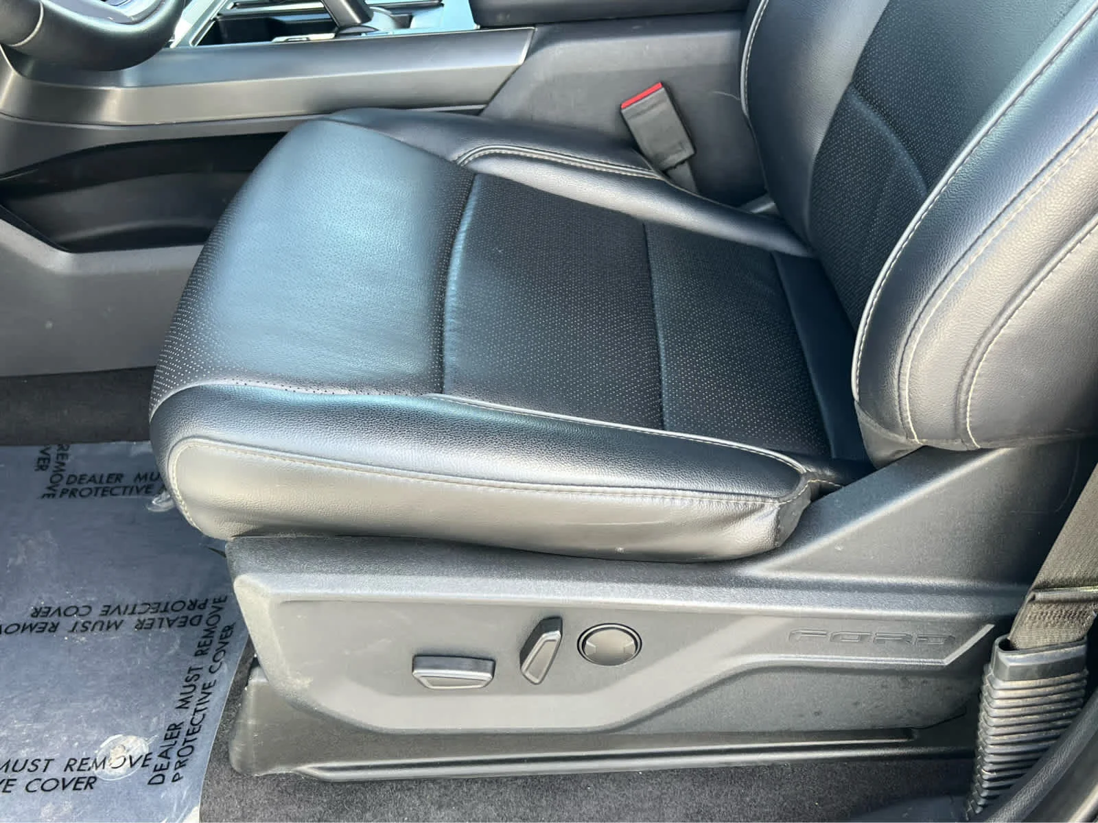 Used 2025 Iconic Silver Metallic Ford LARIAT image 31