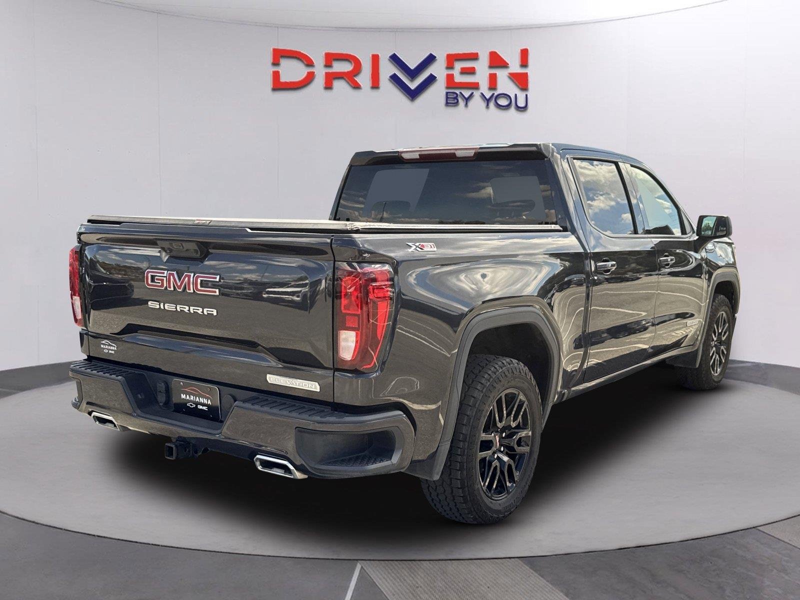 Used 2023 TITANIUM RUSH METALLIC GMC Elevation image 4