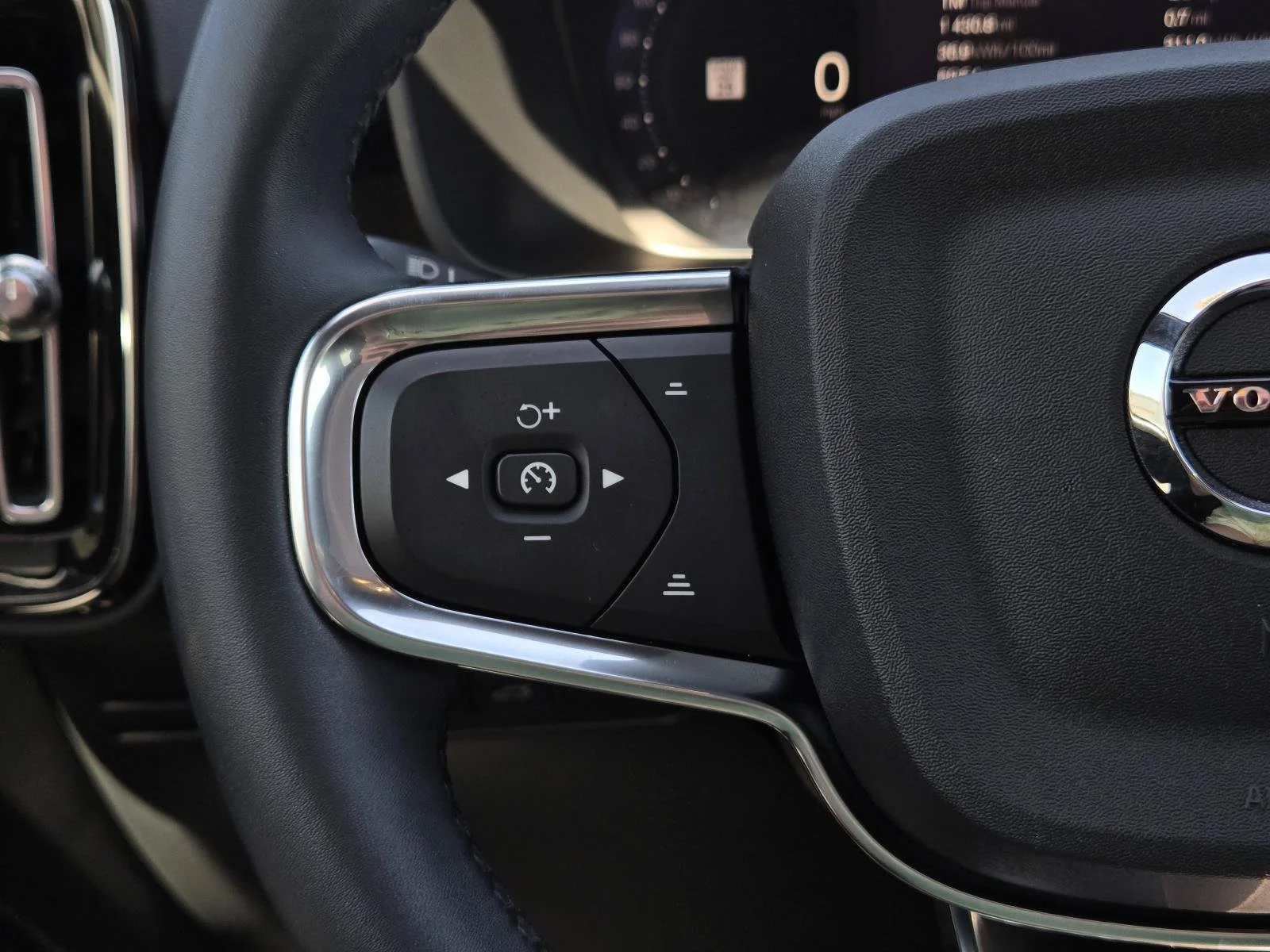 Used 2023 Thunder Gray Metallic Volvo Plus image 17