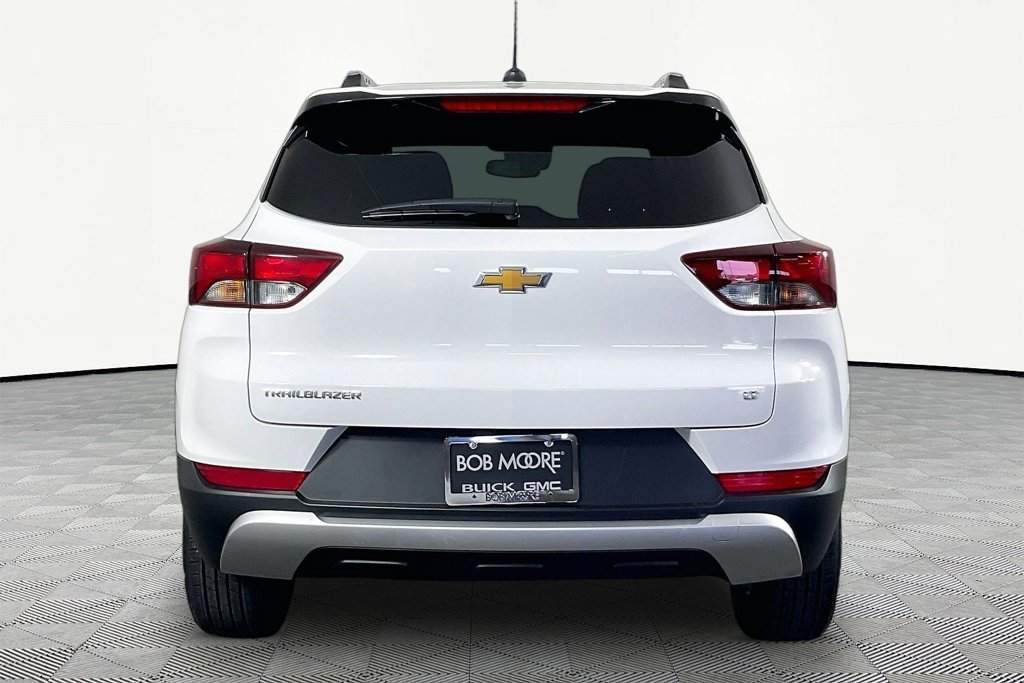 Used 2023 White Chevrolet LT image 5