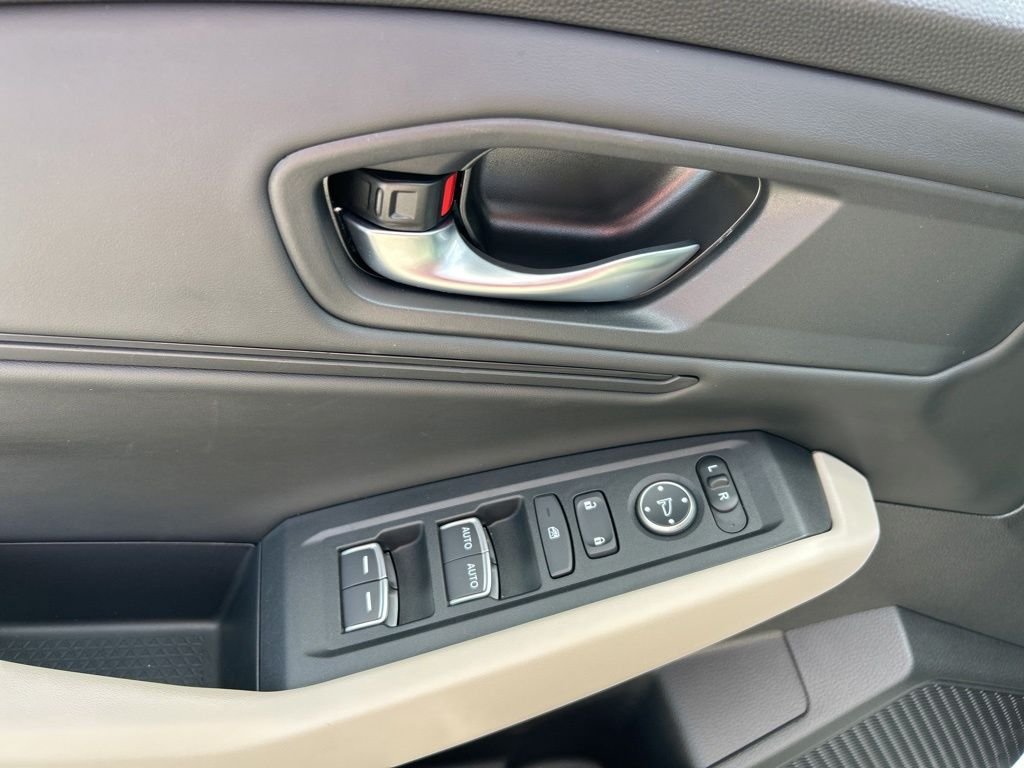 Used 2025  Honda SE image 18
