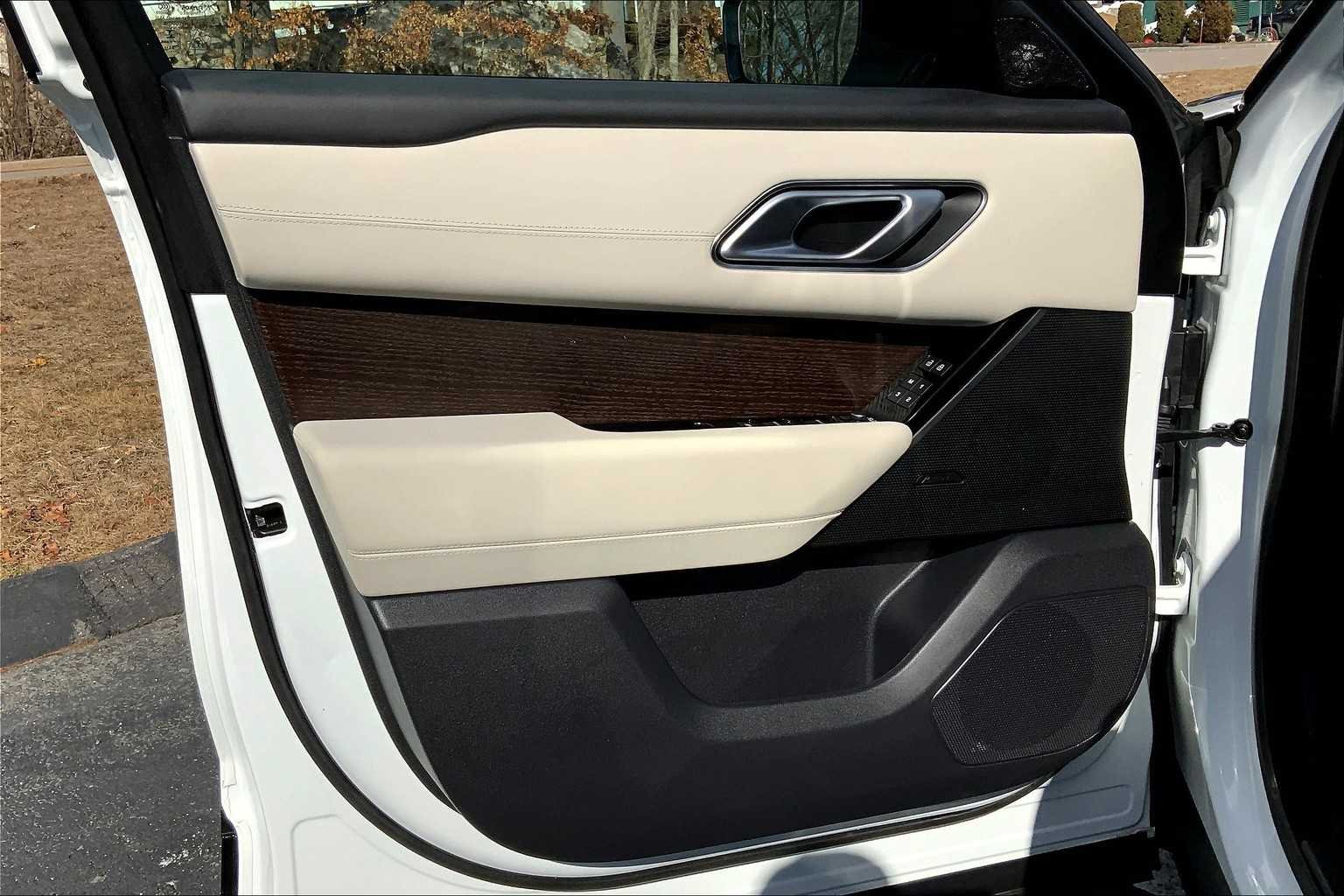 Used 2022 Fuji White Land Rover R-Dynamic S image 21