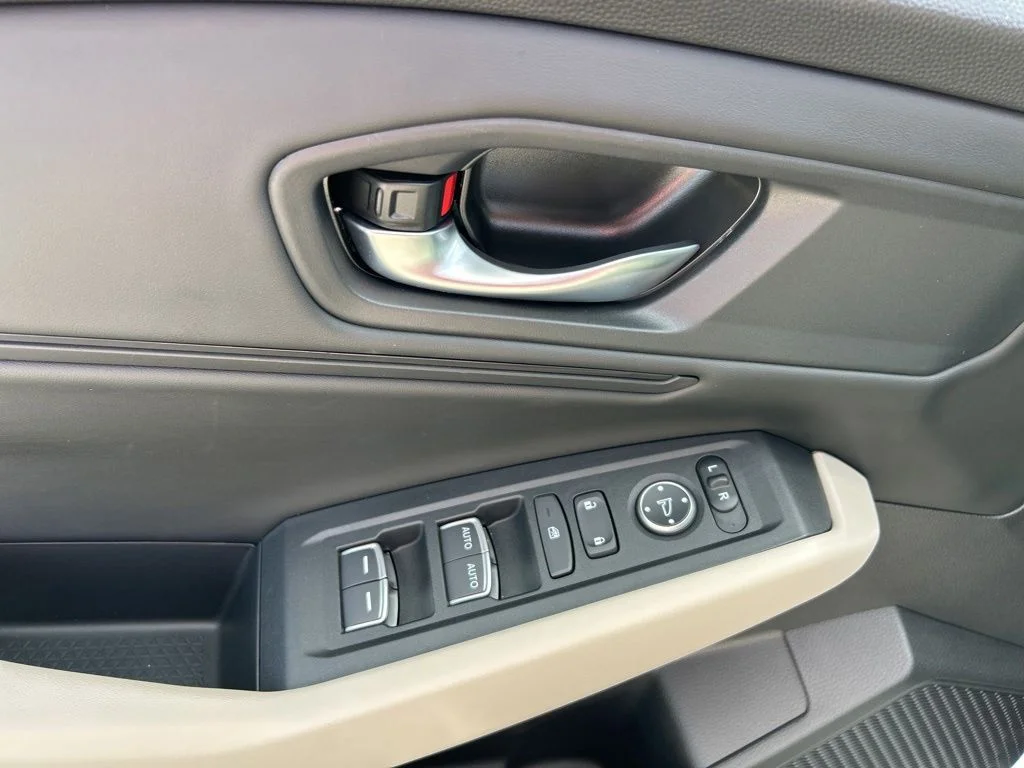 Used 2025 Platinum White Pearl Honda SE image 18