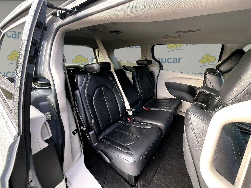 Used 2022 Ceramic Gray Clearcoat Chrysler Touring L image 16
