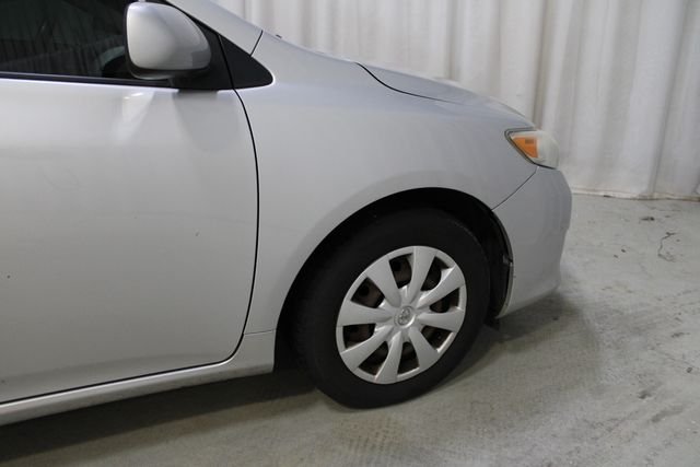 Used 2009 Silver Toyota LE image 30