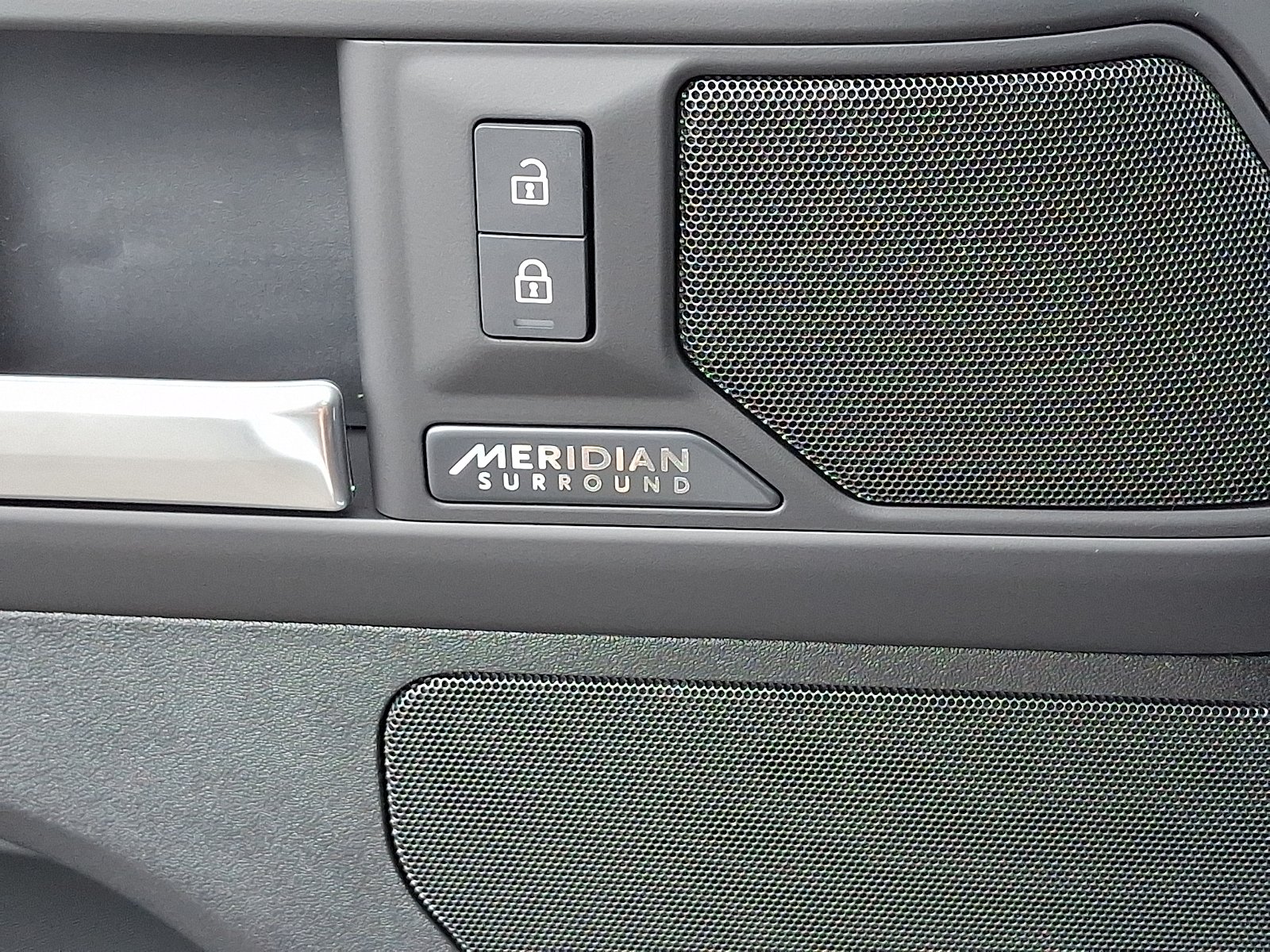 New 2026 Fuji White Land Rover P400 X-Dynamic SE image 18