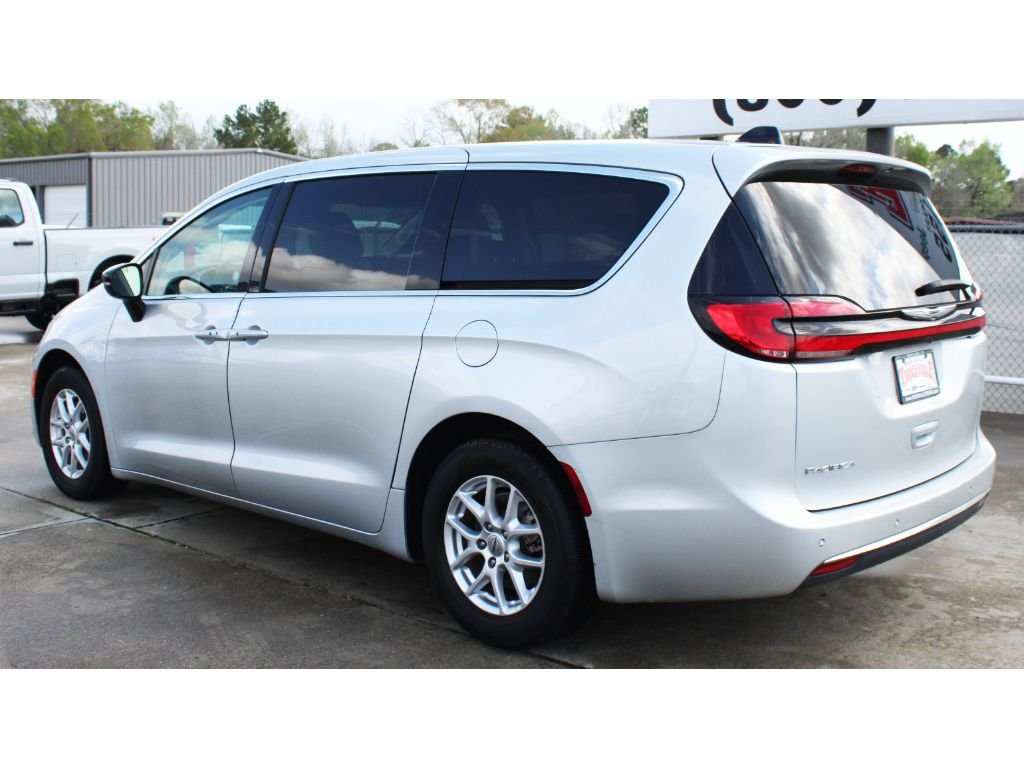 Used 2024 Silver Mist Clearcoat Chrysler Touring L image 15