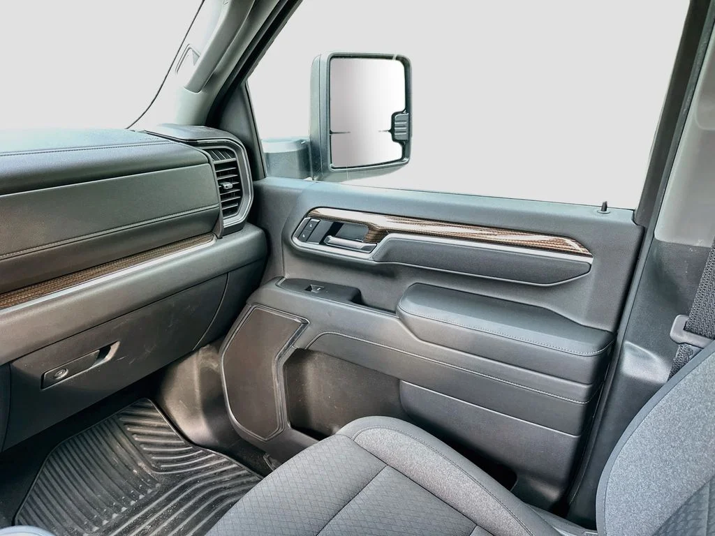 Used 2025 Summit White Chevrolet LT image 24