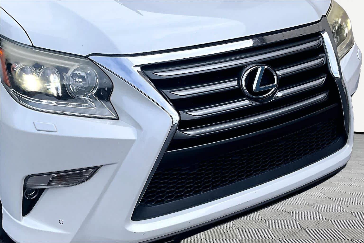 Used 2015 Starfire Pearl Lexus Luxury image 29