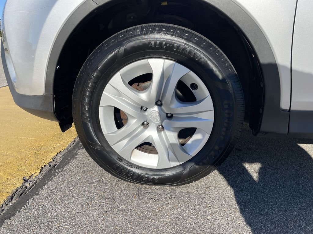 Used 2015 Silver Toyota LE image 9