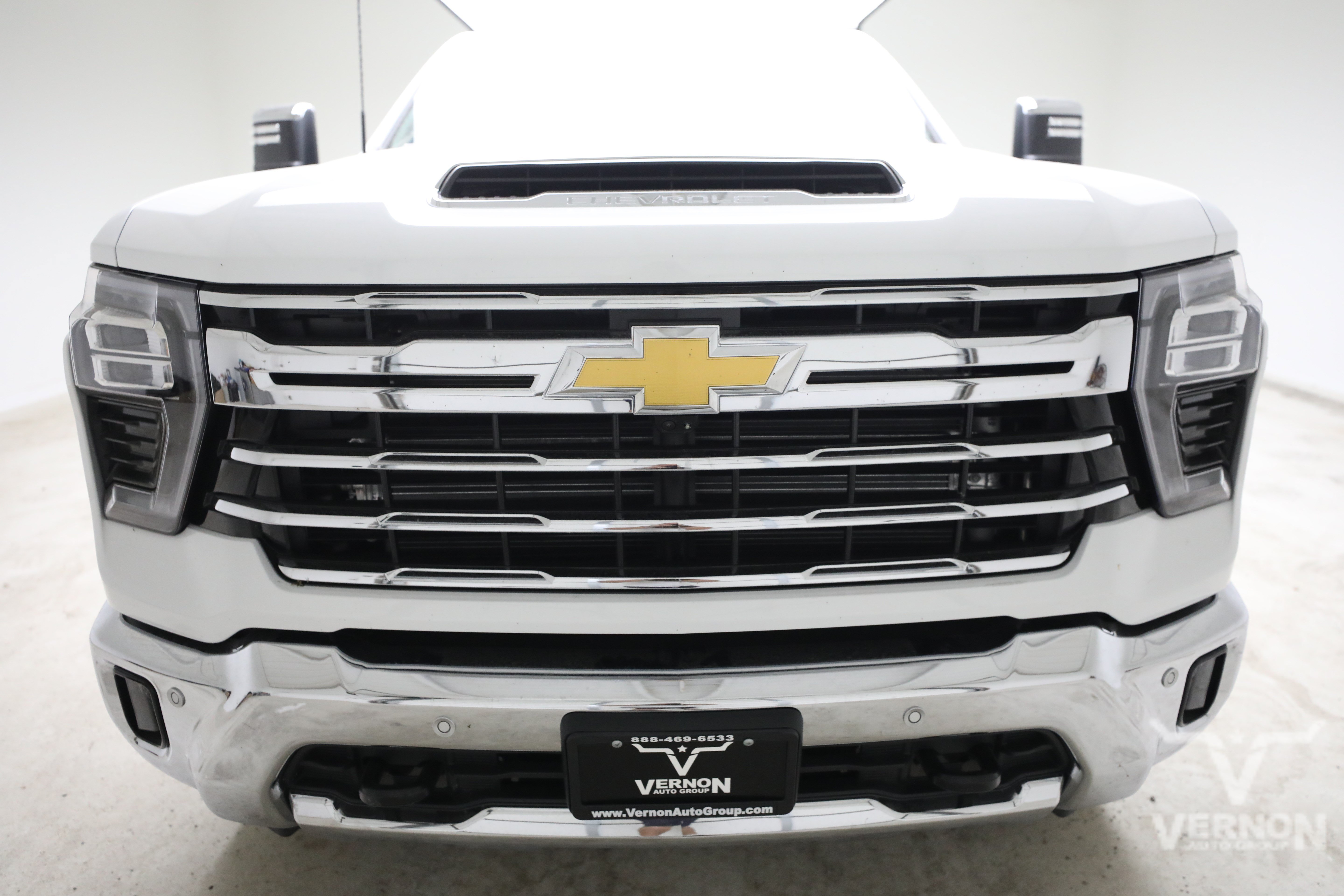 New 2026 Summit White Chevrolet N image 8